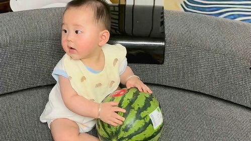 婴儿吃瓜事件是什么,一场引发社会关注的育儿风波