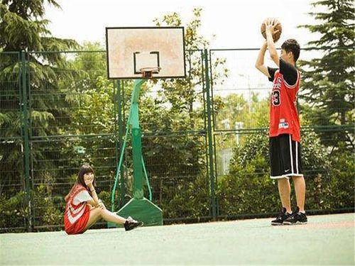 打篮球情侣网红吵架事件,爱恨交织的球场情缘