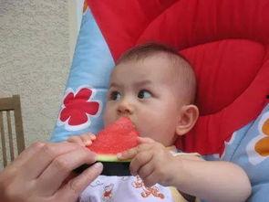 3岁宝宝在家吃瓜