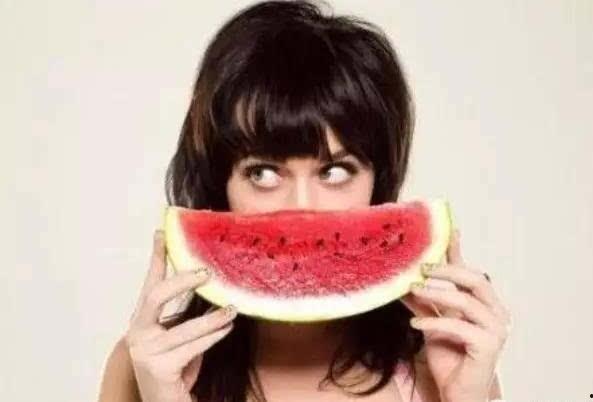 吃瓜少女小水晶图片,萌态十足，网友直呼可爱爆表