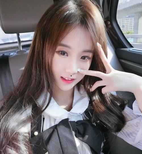 网红李艺菲快手年龄多大,网红背后的真实年龄之谜