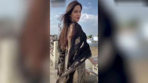 精神女网红唱歌视频,精神女网红歌唱风采