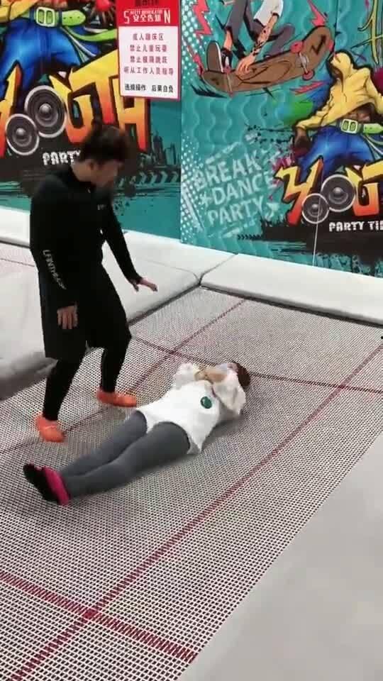 微胖网红蹦床视频